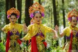 Sejumlah penari menampilkan tari laksmi saat pentas seni di wisata Kali Pinusan Poncosumo di Lumajang, Jawa Timur, Minggu (27/4/2025). Kegiatan yang diikuti sedikitnya 200 penari dari 20 sanggar tersebut sebagai upaya menumbuhkan cinta serta melestarikan tari tradisional sekaligus memperingati Hari Tari Internasional yang jatuh pada hari Selasa (29/4). Antara Jatim/Irfan Sumanjaya/um