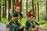Sejumlah penari menampilkan tari sasando saat pentas seni di wisata Kali Pinusan Poncosumo di Lumajang, Jawa Timur, Minggu (27/4/2025). Kegiatan yang diikuti sedikitnya 200 penari dari 20 sanggar tersebut sebagai upaya menumbuhkan cinta serta melestarikan tari tradisional sekaligus memperingati Hari Tari Internasional yang jatuh pada hari Selasa (29/4). Antara Jatim/Irfan Sumanjaya/um