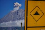 Asap vulkanis keluar dari kawah Gunung Semeru terlihat dari Desa Supiturang, Lumajang, Jawa Timur, Minggu (27/4/2025). Bedasarkan data Pusat Vulkanologi Mitigasi Bencana Geologi (PVMBG) terjadi erupsi pada pukul 05:39 WIB, tinggi kolom abu teramati 800 meter di atas puncak atau kurang lebih 4476 m di atas permukaan laut dengan amplitudo maksimum 22 mm dan durasi 163 detik sedangkan kolom abu teramati berwarna kelabu dengan intensitas tebal ke arah barat laut. Antara Jatim/Irfan Sumanjaya/um