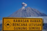 Asap vulkanis keluar dari kawah Gunung Semeru terlihat dari Desa Supiturang, Lumajang, Jawa Timur, Minggu (27/4/2025). Bedasarkan data Pusat Vulkanologi Mitigasi Bencana Geologi (PVMBG) terjadi erupsi pada pukul 05:39 WIB, tinggi kolom abu teramati 800 meter di atas puncak atau kurang lebih 4476 m di atas permukaan laut dengan amplitudo maksimum 22 mm dan durasi 163 detik sedangkan kolom abu teramati berwarna kelabu dengan intensitas tebal ke arah barat laut. Antara Jatim/Irfan Sumanjaya/um