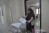 Petugas menyiapkan kamar bagi calon jemaah haji (CJH) di Asrama Haji Transit Embarkasi Sumatera Barat di Kota Bengkulu, Bengkulu, Sabtu (26/4/2025). Sebanyak 1.956 orang calon jamaah haji asal Bengkulu yang terbagi dalam 5 kloter dijadwalkan mulai masuk asrama pada 3 Mei 2025. ANTARA FOTO/Muhammad Izfaldi