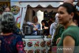 Pelaku UMKM kuliner menyiapkan makanan bagi pelanggan saat Festival Kuliner dan Sentra Industri di Cihampelas Walk, Bandung, Jawa Barat, Minggu (27/4/2025). Pemerintah Kota Bandung menggelar Festival Kuliner dan Sentra Industri yang diikuti 20 UMKM dari delapan sentra industri di Kota Bandung serta 19 UMKM dari industri kuliner yang digelar untuk meningkatkan pendapatan dan menciptakan lapangan kerja sebanyak-banyaknya. ANTARA FOTO/Raisan Al Farisi/agr