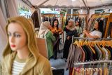 Warga memilih pakaian rajut yang dijual saat Festival Kuliner dan Sentra Industri di Cihampelas Walk, Bandung, Jawa Barat, Minggu (27/4/2025). Pemerintah Kota Bandung menggelar Festival Kuliner dan Sentra Industri yang diikuti 20 UMKM dari delapan sentra industri di Kota Bandung serta 19 UMKM dari industri kuliner yang digelar untuk meningkatkan pendapatan dan menciptakan lapangan kerja sebanyak-banyaknya. ANTARA FOTO/Raisan Al Farisi/agr