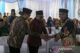 Menteri Pendidikan Dasar dan Menengah yang juga Sekretaris Umum PP Muhammadiyah Abdul Mu'ti (tengah) bersama Menteri Desa dan Pembangunan Daerah Tertinggal Yandri Susanto (kiri) menyalami Ketua PW Muhammadiyah Banten Muhammad Syamsuddin (kanan) saat acara silaturahmi bersama Pimpinan Wilayah Muhammadiyah Provinsi Banten di Gedung Pusat Dakwah Muhammadiyah Banten, Kota Serang, Banten, Minggu (27/4/2025). Acara silaturahmi Idul Fitri 1446 Hijriah tersebut mengusung tema Memperteguh Ideologi, Sinergi, dan Ukhuwah Islamiyah Menuju Muhammadiyah Berkemajuan dan Umat Sejahtera. ANTARA FOTO/Angga Budhiyanto/gp