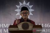 Menteri Pendidikan Dasar dan Menengah yang juga Sekretaris Umum PP Muhammadiyah Abdul Mu'ti menyampaikan sambutan saat acara silaturahmi bersama Pimpinan Wilayah Muhammadiyah Provinsi Banten di Gedung Pusat Dakwah Muhammadiyah Banten, Kota Serang, Banten, Minggu (27/4/2025). Acara silaturahmi Idul Fitri 1446 Hijriah tersebut mengusung tema Memperteguh Ideologi, Sinergi, dan Ukhuwah Islamiyah Menuju Muhammadiyah Berkemajuan dan Umat Sejahtera. ANTARA FOTO/Angga Budhiyanto/gp