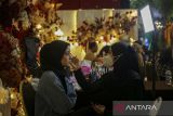 Penata rias memperagakan merias model saat pameran Royale Wedding Festival 2025 di Kota Cilegon, Banten, Sabtu (26/4/2025). Pameran yang menampilkan sebanyak 45 vendor mulai dari beragam perlengkapan pernikahan, perbankan, hingga perumahan tersebut digelar untuk membantu memenuhi kebutuhan calon pangantin yang akan melangsungkan acara pernikahan. ANTARA FOTO/Angga Budhiyanto/gp