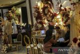 Penata rias memperagakan merias model saat pameran Royale Wedding Festival 2025 di Kota Cilegon, Banten, Sabtu (26/4/2025). Pameran yang menampilkan sebanyak 45 vendor mulai dari beragam perlengkapan pernikahan, perbankan, hingga perumahan tersebut digelar untuk membantu memenuhi kebutuhan calon pangantin yang akan melangsungkan acara pernikahan. ANTARA FOTO/Angga Budhiyanto/gp