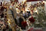 Pelaku industri pernikahan memberikan informasi kepada pengunjung saat pameran Royale Wedding Festival 2025 di Kota Cilegon, Banten, Sabtu (26/4/2025). Pameran yang menampilkan sebanyak 45 vendor mulai dari beragam perlengkapan pernikahan, perbankan, hingga perumahan tersebut digelar untuk membantu memenuhi kebutuhan calon pangantin yang akan melangsungkan acara pernikahan. ANTARA FOTO/Angga Budhiyanto/gp
