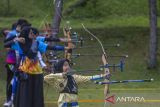 Atlet muda membidik sasaran saat babak kualifikasi kejuaraan panahan Kasau Cup 2025 di Sekolah Staf dan Komando Angkatan Udara (Seskoau), Lembang, Kabupaten Bandung Barat, Jawa Barat, Minggu (27/4/2025). Kejuaraan panahan yang memperebutkan Piala Kepala Staf Angkatan Udara (Kasau) tersebut diikuti 765 atlet dari 29 kabupaten/kota di Indonesia dalam rangka memperingati HUT Ke-79 TNI AU sekaligus upaya untuk mendukung pembinaan atlet dan memajukan olahraga nasional. ANTARA FOTO/Abdan Syakura/agr