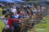 Atlet muda membidik sasaran saat babak kualifikasi kejuaraan panahan Kasau Cup 2025 di Sekolah Staf dan Komando Angkatan Udara (Seskoau), Lembang, Kabupaten Bandung Barat, Jawa Barat, Minggu (27/4/2025). Kejuaraan panahan yang memperebutkan Piala Kepala Staf Angkatan Udara (Kasau) tersebut diikuti 765 atlet dari 29 kabupaten/kota di Indonesia dalam rangka memperingati HUT Ke-79 TNI AU sekaligus upaya untuk mendukung pembinaan atlet dan memajukan olahraga nasional. ANTARA FOTO/Abdan Syakura/agr
