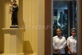 Umat Katolik mengikuti Misa Arwah atau Misa Requiem di Gereja Gembala Baik, Pontianak, Kalimantan Barat, Jumat (25/4/2025). Misa tersebut digelar sebagai bentuk penghormatan sekaligus untuk mendoakan arwah Bapa Suci Paus Fransiskus agar dianugerahi kedamaian abadi dalam Kerajaan Surga. ANTARA FOTO/Jessica Wuysang/Spt. 