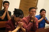Umat Katolik mengikuti Misa Arwah atau Misa Requiem di Gereja Gembala Baik, Pontianak, Kalimantan Barat, Jumat (25/4/2025). Misa tersebut digelar sebagai bentuk penghormatan sekaligus untuk mendoakan arwah Bapa Suci Paus Fransiskus agar dianugerahi kedamaian abadi dalam Kerajaan Surga. ANTARA FOTO/Jessica Wuysang/Spt. 