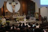  Umat Katolik mengikuti Misa Arwah atau Misa Requiem di Gereja Gembala Baik, Pontianak, Kalimantan Barat, Jumat (25/4/2025). Misa tersebut digelar sebagai bentuk penghormatan sekaligus untuk mendoakan arwah Bapa Suci Paus Fransiskus agar dianugerahi kedamaian abadi dalam Kerajaan Surga. ANTARA FOTO/Jessica Wuysang/Spt.
