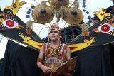 Warga Suku Dayak mengikuti pawai budaya Naik Dango ke-2 di Rumah Betang, Pontianak, Kalimantan Barat, Sabtu (26/4/2025). Naik Dango ke-2 merupakan perayaan masyarakat Dayak di Kota Pontianak untuk mengungkapkan rasa syukur kepada Jubata atau Sang Pencipta, atas hasil panen padi dan pencapaian usaha lainnya. ANTARA FOTO/Jessica Wuysang/rwa. 