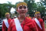 Warga Suku Dayak mengikuti pawai budaya Naik Dango ke-2 di Rumah Betang, Pontianak, Kalimantan Barat, Sabtu (26/4/2025). Naik Dango ke-2 merupakan perayaan masyarakat Dayak di Kota Pontianak untuk mengungkapkan rasa syukur kepada Jubata atau Sang Pencipta, atas hasil panen padi dan pencapaian usaha lainnya. ANTARA FOTO/Jessica Wuysang/rwa. 