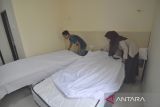 Petugas menyiapkan kamar bagi calon jemaah haji (CJH) di Asrama Haji Transit Embarkasi Sumatera Barat di Kota Bengkulu, Bengkulu, Sabtu (26/4/2025). Sebanyak 1.956 orang calon jamaah haji asal Bengkulu yang terbagi dalam 5 kloter dijadwalkan mulai masuk asrama pada 3 Mei 2025. ANTARA FOTO/Muhammad Izfaldi
