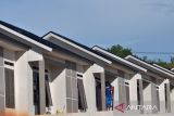 Pekerja menyambungkan listrik dikawasan perumahan subsidi di Kota Bengkulu, Bengkulu, Kamis (24/4/2025). Berdasarkan data Badan Pengelolaan Tabungan Perumahan Rakyat (BP Tapera) realisasi penyaluran KPR Fasilitas Likuiditas Pembiayaan Perumahan (FLPP) di Nusantara bagi masyarakat berpenghasilan rendah sejak tahun 2022 hingga April 2025 sebesar 84,2 triliun untuk 721.329 unit rumah. ANTARA FOTO/Muhammad Izfaldi