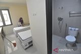 Petugas menyiapkan kamar bagi calon jemaah haji (CJH) di Asrama Haji Transit Embarkasi Sumatera Barat di Kota Bengkulu, Bengkulu, Sabtu (26/4/2025). Sebanyak 1.956 orang calon jamaah haji asal Bengkulu yang terbagi dalam 5 kloter dijadwalkan mulai masuk asrama pada 3 Mei 2025. ANTARA FOTO/Muhammad Izfaldi