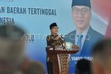 Menteri Desa, Pembangunan Daerah Tertinggal, dan Transmigrasi (Mendes PDTT) Yandri Susanto (tengah) berbincang dengan sejumlah kepala desa di gedung Balai Buntar Kota Bengkulu, Bengkulu, Jumat (25/4/2025). Dalam kunjungannya Mendes PDTT memperkenalkan program Koperasi Merah Putih yang akan menjadi pilar utama dalam penguatan ekonomi masyarakat desa sehingga dapat menurunkan angka kemiskinan secara signifikan sesuai visi pembangunan Nasional yang dicanangkan Presiden Prabowo Subianto lewat Asta Cita ke-6. ANTARA FOTO/Muhammad Izfaldi/tom.