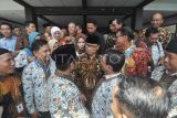 Menteri Desa, Pembangunan Daerah Tertinggal, dan Transmigrasi (Mendes PDTT) Yandri Susanto (tengah) berbincang dengan sejumlah kepala desa di gedung Balai Buntar Kota Bengkulu, Bengkulu, Jumat (25/4/2025). Dalam kunjungannya Mendes PDTT memperkenalkan program Koperasi Merah Putih yang akan menjadi pilar utama dalam penguatan ekonomi masyarakat desa sehingga dapat menurunkan angka kemiskinan secara signifikan sesuai visi pembangunan Nasional yang dicanangkan Presiden Prabowo Subianto lewat Asta Cita ke-6. ANTARA FOTO/Muhammad Izfaldi/tom.