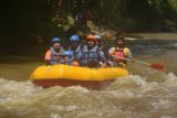Sejumlah wisatawan mengikuti permainan wahana arung jeram di Samir Rafting, Desa Bantal, Asembagus, Situbondo, Jawa Timur, Minggu (27/4/2025). Wisata ini mengarungi Sungai Samir yang eksotis karena mengandung belerang sebab berhulu dari kawasan Gunung Ijen, baru dibuka dan dikelola oleh Bumdes setempat. Antara Jatim/Seno/um 