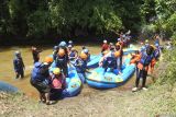 Sejumlah wisatawan usai mengikuti permainan wahana arung jeram di Samir Rafting, Desa Bantal, Asembagus, Situbondo, Jawa Timur, Minggu (27/4/2025). Wisata ini mengarungi Sungai Samir yang eksotis karena mengandung belerang sebab berhulu dari kawasan Gunung Ijen, baru dibuka dan dikelola oleh Bumdes setempat. Antara Jatim/Seno/um 