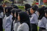 Calon Pegawai Pegawai Negeri Sipil (CPNS) berbaris saat mengikuti acara penyerahan Surat Keputusan (SK) di Halaman Kantor Bupati Lumajang, Jawa Timur, Senin (28/4/2025). Pemerintah Kabupaten Lumajang menyerahkan SK pengangkatan CPNS kepada 100 orang formasi Tahun 2024 dengan jabatan fungsi tenaga kesehatan dan tenaga teknis. Antara Jatim/Irfan Sumanjaya/um