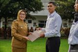 Bupati Lumajang Indah Amperawati (kiri) menyerahkan Surat Keputusan (SK) kepada Calon Pegawai Pegawai Negeri Sipil (CPNS) di Halaman Kantor Bupati Lumajang, Jawa Timur, Senin (28/4/2025). Pemerintah Kabupaten Lumajang menyerahkan SK pengangkatan CPNS kepada 100 orang formasi Tahun 2024 dengan jabatan fungsi tenaga kesehatan dan tenaga teknis. Antara Jatim/Irfan Sumanjaya/um