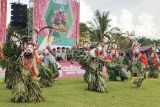 Sejumlah warga suku Dayak Wehea menarikan tarian Hudoq saat berlangsungnya pesta adat Lom Plai 2025 di Desa Nehas Liah Bing, Muara Wahau, Kutai Timur, Kalimantan Timur, Sabtu (26/4/2025). Pesta adat suku Dayak Wehea merupakan ungkapan rasa syukur atas hasil panen sekaligus ajang pelestarian budaya turun-temurun. Antara Kaltim/Muhammad Hafif Nikolas/mrh