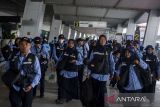 Sejumlah Petugas Penyelenggara Ibadah Haji (PPIH) berjalan setibanya di Terminal 3 Bandara Soekarno-Hatta, Kota Tangerang, Banten, Senin (28/4/2025). Pemerintah memberangkatkan sebanyak 388 orang PPIH Arab Saudi tahun 2025 yang akan bertugas di daerah kerja Madinah dan Bandara.  ANTARA FOTO/Putra M. Akbar/gp