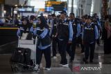 Sejumlah Petugas Penyelenggara Ibadah Haji (PPIH) berjalan setibanya di Terminal 3 Bandara Soekarno-Hatta, Kota Tangerang, Banten, Senin (28/4/2025). Pemerintah memberangkatkan sebanyak 388 orang PPIH Arab Saudi tahun 2025 yang akan bertugas di daerah kerja Madinah dan Bandara.  ANTARA FOTO/Putra M. Akbar/gp