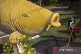 Pekerja menjemur biji kopi di Desa Wisata Bandung Bukit Sinyonya, Pandeglang, Banten, Senin (28/4/2025). Berdasarkan data dari Direktorat Jenderal Perbendaharaan Kementerian Keuangan, pemerintah telah menyalurkan dana desa sebesar Rp20,8 triliun dari pagu Rp69 triliun hingga 15 April 2025 kepada sebanyak 75.259 desa di 37 provinsi dengan tujuan untuk meningkatkan kesejahteraan masyarakat desa dan mengurangi kesenjangan pembangunan antara daerah perkotaan dan perdesaan. ANTARA FOTO/Angga Budhiyanto/gp