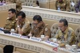Pelaksana Tugas Sekretaris Daerah Provinsi Kalimantan Selatan (Plt Sekdaprov Kalsel) Muhammad Syarifuddin (kanan) mengikuti Rapat Dengar Pendapat (RDP) Komisi II DPR dengan Kementerian Dalam Negeri dan Gubernur seluruh Provinsi di Kompleks Parlemen, Senayan, Jakarta, Senin (28/4/2025). Rapat tersebut beragendakan pembahasan terkait penyelenggaraan pemerintah daerah salah satunya dana transfer pusat ke daerah. ANTARA/Bayu Pratama S