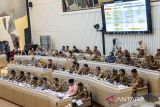 Suasana Rapat Dengar Pendapat (RDP) Komisi II DPR dengan Kementerian Dalam Negeri dan Gubernur seluruh Provinsi di Kompleks Parlemen, Senayan, Jakarta, Senin (28/4/2025). Rapat tersebut beragendakan pembahasan terkait penyelenggaraan pemerintah daerah salah satunya dana transfer pusat ke daerah. ANTARA/Bayu Pratama S