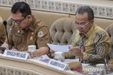 Pelaksana Tugas Sekretaris Daerah Provinsi Kalimantan Selatan (Plt Sekdaprov Kalsel) Muhammad Syarifuddin (kanan) mengikuti Rapat Dengar Pendapat (RDP) Komisi II DPR dengan Kementerian Dalam Negeri dan Gubernur seluruh Provinsi di Kompleks Parlemen, Senayan, Jakarta, Senin (28/4/2025). Rapat tersebut beragendakan pembahasan terkait penyelenggaraan pemerintah daerah salah satunya dana transfer pusat ke daerah. ANTARA/Bayu Pratama S