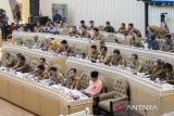 Suasana Rapat Dengar Pendapat (RDP) Komisi II DPR dengan Kementerian Dalam Negeri dan Gubernur seluruh Provinsi di Kompleks Parlemen, Senayan, Jakarta, Senin (28/4/2025). Rapat tersebut beragendakan pembahasan terkait penyelenggaraan pemerintah daerah salah satunya dana transfer pusat ke daerah. ANTARA/Bayu Pratama S