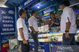 Presiden Direktur dan CEO XLSMART Rajeev Sethi (kedua kiri) bersama Direktur & Chief People Officer Jeremiah Ratadhi (kanan) beserta jajaran berbincang dengan penjual pulsa saat berkunjung ke salah satu konter di Cimenyan, Kabupaten Bandung, Jawa Barat, Senin (28/4/2025). XLSMART yang merupakan entitas telekomunikasi terpadu hasil penggabungan usaha dari PT XL Axiata Tbk, PT Smartfren Telecom Tbk, dan PT Smart Telecom tersebut memiliki pangsa pasar gabungan sebesar 25 persen, proyeksi pendapatan proforma Rp45,8 triliun dan basis pelanggan lebih dari 94,5 juta di seluruh Indonesia. ANTARA FOTO/Abdan Syakura/agr