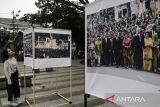 Pengunjung melihat karya fotografi yang dipajang pada Pameran foto Konferensi Asia Afrika (KAA) dan Palestina di Cikapundung Rivers Spot, Bandung, Jawa Barat, Senin (28/4/2025). PFI Bandung bersama Raws Syndicat serta sejumlah komunitas seni menampilkan 46 foto karya perhelatan KAA tahun 2005 hingga 2025 serta foto aksi dukungan untuk Palestina sebagai pengingat pentingnya peringatan Ke-70 Tahun KAA sekaligus dalam memperkuat solidaritas dukungan untuk Palestina. ANTARA FOTO/Novrian Arbi/agr