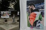 Pengunjung melihat karya fotografi yang dipajang pada Pameran foto Konferensi Asia Afrika (KAA) dan Palestina di Cikapundung Rivers Spot, Bandung, Jawa Barat, Senin (28/4/2025). PFI Bandung bersama Raws Syndicat serta sejumlah komunitas seni menampilkan 46 foto karya perhelatan KAA tahun 2005 hingga 2025 serta foto aksi dukungan untuk Palestina sebagai pengingat pentingnya peringatan Ke-70 Tahun KAA sekaligus dalam memperkuat solidaritas dukungan untuk Palestina. ANTARA FOTO/Novrian Arbi/agr
