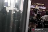 Menteri Kebudayaan Fadli Zon menyampaikan orasi saat orasi kebudayaan dan peluncuran laman portal Gapura.org di Perpustakaan Ajip Rosidi, Bandung, Jawa Barat, Senin (28/4/2025). Menteri Kebudayaan Fadli Zon menyatakan pentingnya menjaga dan mengembangkan literasi kebudayaan guna memajukan Indonesia, salah satunya dengan pengarsipan digital melalui laman Gapura.org sehingga warisan budaya mampu menjadi salah satu aset negara yang bernilai tinggi serta luhur. ANTARA FOTO/Novrian Arbi/agr