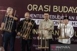 Menteri Kebudayaan Fadli Zon (kedua kanan) didampingi Wali Kota Bandung M Farhan (kiri), Kepala Pusat Digitalisasi dan Pengembangan Budaya Sunda Ganjar Kurnia (kedua kiri) dan Ketua Umum Pengurus Besar Paguyuban Pasundan Didi Turmudzi (kanan) memainkan angklung saat orasi kebudayaan dan peluncuran laman portal Gapura.org di Perpustakaan Ajip Rosidi, Bandung, Jawa Barat, Senin (28/4/2025). Menteri Kebudayaan Fadli Zon menyatakan pentingnya menjaga dan mengembangkan literasi kebudayaan guna memajukan Indonesia, salah satunya dengan pengarsipan digital melalui laman Gapura.org sehingga warisan budaya mampu menjadi salah satu aset negara yang bernilai tinggi serta luhur. ANTARA FOTO/Novrian Arbi/agr