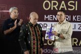 Menteri Kebudayaan Fadli Zon (kanan) menunjukkan buku ensiklopedia budaya yang diberikan oleh Kepala Pusat Digitalisasi dan Pengembangan Budaya Sunda Ganjar Kurnia (tengah) dan Wali Kota Bandung M Farhan (kiri) seusai orasi kebudayaan dan peluncuran laman portal Gapura.org di Perpustakaan Ajip Rosidi, Bandung, Jawa Barat, Senin (28/4/2025). Menteri Kebudayaan Fadli Zon menyatakan pentingnya menjaga dan mengembangkan literasi kebudayaan guna memajukan Indonesia, salah satunya dengan pengarsipan digital melalui laman Gapura.org sehingga warisan budaya mampu menjadi salah satu aset negara yang bernilai tinggi serta luhur. ANTARA FOTO/Novrian Arbi/agr