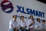 Presiden Direktur dan CEO XLSMART Rajeev Sethi (ketiga kiri) bersama Direktur & Chief Information Technology Officer XLSMART Yessie D. Yosetya (kedua kiri), Direktur & Chief Regulatory Officer XLSMART Merza Fachys (kiri), Direktur & Chief Commercial XLSMART David Arcelus Oses (kanan) dan Direktur & Chief People Officer XLSMART Jeremiah Ratadhi (kedua kanan) menjawab pertanyaan wartawan saat memperkenalkan XLSMART di Cimenyan, Kabupaten Bandung, Jawa Barat, Senin (28/4/2025). Sosialisasi tersebut guna memperkenalkan XLSMART yang merupakan hasil penggabungan usaha dari PT XL Axiata Tbk, PT Smartfren Telecom Tbk, dan PT Smart Telecom kepada masyarakat sehingga mampu meningkatkan pasar telekomunikasi di wilayah Jawa Barat, Jawa Tengah dan Daerah Istimewa Yogyakarta (DIY). ANTARA FOTO/Abdan Syakura/agr