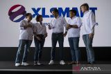 Presiden Direktur dan CEO XLSMART Rajeev Sethi (tengah) berbincang dengan Direktur & Chief Information Technology Officer XLSMART Yessie D. Yosetya (kedua kiri), Direktur & Chief Regulatory Officer XLSMART Merza Fachys (kiri), Direktur & Chief Commercial XLSMART David Arcelus Oses (kanan) dan Direktur & Chief People Officer XLSMART Jeremiah Ratadhi (kedua kanan) usai sosialisasi dan pengenalan XLSMART di Cimenyan, Kabupaten Bandung, Jawa Barat, Senin (28/4/2025). Sosialisasi tersebut guna memperkenalkan XLSMART yang merupakan hasil penggabungan usaha dari PT XL Axiata Tbk, PT Smartfren Telecom Tbk, dan PT Smart Telecom kepada masyarakat sehingga mampu meningkatkan pasar telekomunikasi di wilayah Jawa Barat, Jawa Tengah dan Daerah Istimewa Yogyakarta (DIY). ANTARA FOTO/Abdan Syakura/agr
