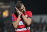 Pesepak bola Madura United Miljan Skrbic berselebrasi usai mencetak gol ke gawang Persik Kediri pada pertandingan BRI Liga 1 di Stadion Gelora Bangkalan, Bangkalan, Jawa Timur, Senin (28/4/2025). Madura United mengalahkan Persik Kediri dengan skor 2-1. Antara Jatim/Rizal Hanafi/um