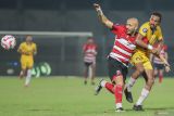 Pesepak bola Madura United Youssef Ezzejjari (kiri) berusaha melewati kawalan pesepak bola Persik Kediri Rohit Chand (kanani) pada pertandingan BRI Liga 1 di Stadion Gelora Bangkalan, Bangkalan, Jawa Timur, Senin (28/4/2025). Madura United mengalahkan Persik Kediri dengan skor 2-1. Antara Jatim/Rizal Hanafi/um