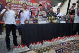 Kapolres Jombang, AKBP Ardi Kurniawan (tengah) didampingi Kasat Reskoba, AKP Ahmad Yani (kedua kiri) menunjukkan barang bukti minuman keras (miras) saat ungkap kasus peredaran miras di Polres Jombang, Jawa Timur, Selasa (29/4/2025). Satreskoba Polres Jombang berhasil menganggalkan pengiriman miras sebanyak 716 botol miras berbagai merk dari Grobogan Jawa Tengah ke Kabupaten Jombang, serta mengamankan tiga orang tersangka satu warga Grobogan dan dua orang warga Jombang. Antara Jatim/Syaiful Arif/um