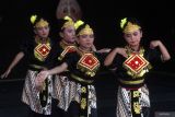 Peserta membawakan tari Dongklak dalam Pagelaran Hari Tari Sedunia di Gedung Dewan Kesenian Malang, Jawa Timur, Selasa (29/4/2025). Pagelaran tersebut melibatkan ratusan penari dari 32 sanggar tari dengan membawakan tari tradisional maupun tari kreasi baru. Antara Jatim/Ari Bowo Sucipto/um