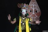 Peserta membawakan tari tradisional Topeng Grebeg Sabrang dalam Pagelaran Hari Tari Sedunia di Gedung Dewan Kesenian Malang, Jawa Timur, Selasa (29/4/2025). Pagelaran tersebut melibatkan ratusan penari dari 32 sanggar tari dengan membawakan tari tradisional maupun tari kreasi baru. Antara Jatim/Ari Bowo Sucipto/um