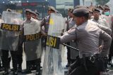 Sejumlah anggota Polri mengikuti latihan pengendalian massa pengunjuk rasa di Polrestabes Surabaya, Surabaya, Jawa Timur, Selasa (29/4/2025). Latihan yang dilakukan menjelang Hari Buruh itu untuk meningkatkan kemampuan dan kesiapan anggota Polri dalam mengendalikan massa pengunjuk rasa yang anarkis. Antara Jatim/Didik Suhartono/um